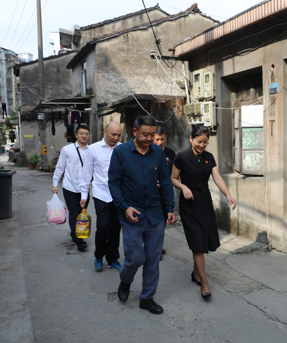 绍兴市国信公证处慰问城南街道任家塔村困难群众